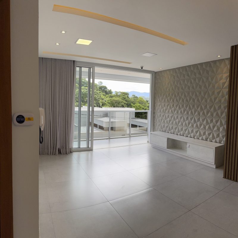 Foto da sala com fachada para a rua