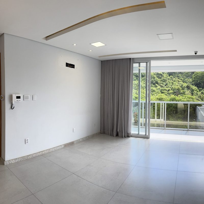 Foto da sala com fachada para a rua