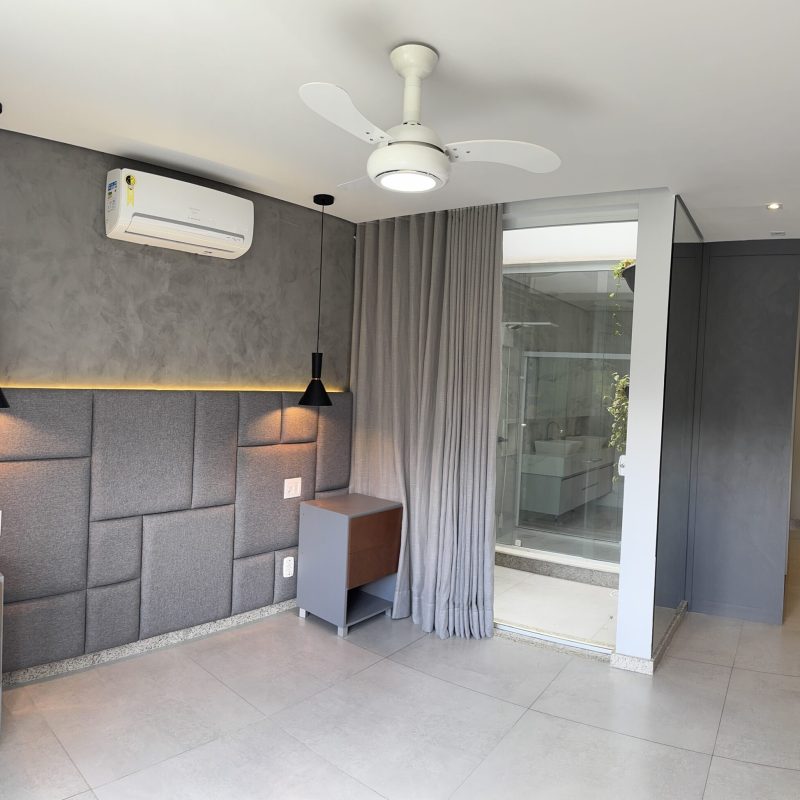Foto de quarto com sacada.