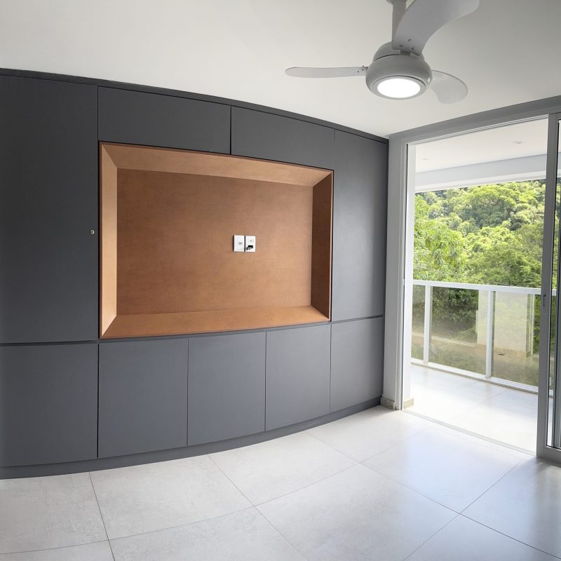 Foto de quarto com sacada.