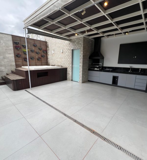 Foto da area de churrasco com a banheira de SPA